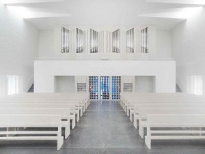 Innenarchitektur mit modernem Kirchenorgelprospekt in Frommern