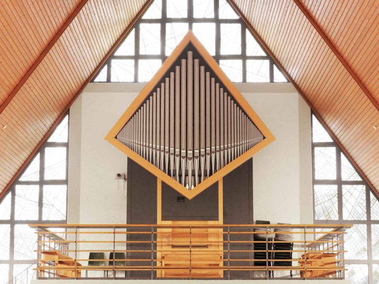 Innenarchitektur mit modernem Kirchenorgelprospekt in Scheidental
