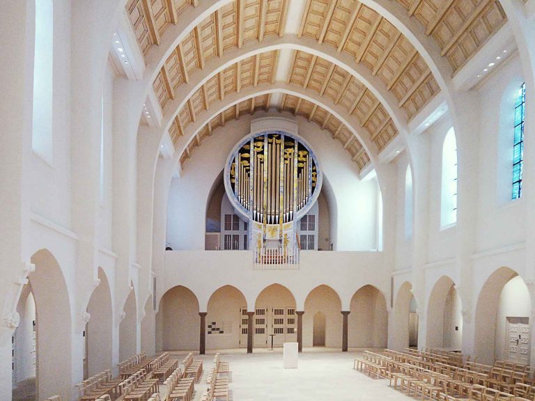 Innenaufnahme mit neuem, modernen Kirchenorgelprospekt mit künstlerischer Malerei in Stuttgart St. Fidelis.