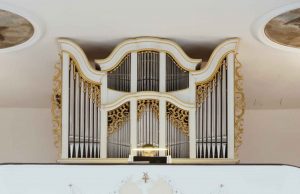Klassische Kirchenorgelprospekt mit Organist nach der Restaurierung in Westerheim