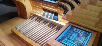 Nahaufnahme des neuen, modernen, High-Tech- Spieltisches aus dem Rachmaninow Konzertsaal in Moskau mit LED Beleuchtung und digitaler Bedieneinheit