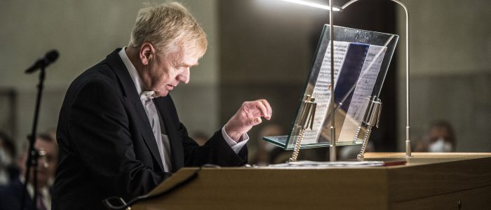 Der Organist Jan Kalfus aus Prag sitzt am Spieltisch, der Kopf ist leicht nach vorne geneigt. Er spielt ein Orgelstück während der Orgelweihe, und ist gedanklich in das Stück versunken.